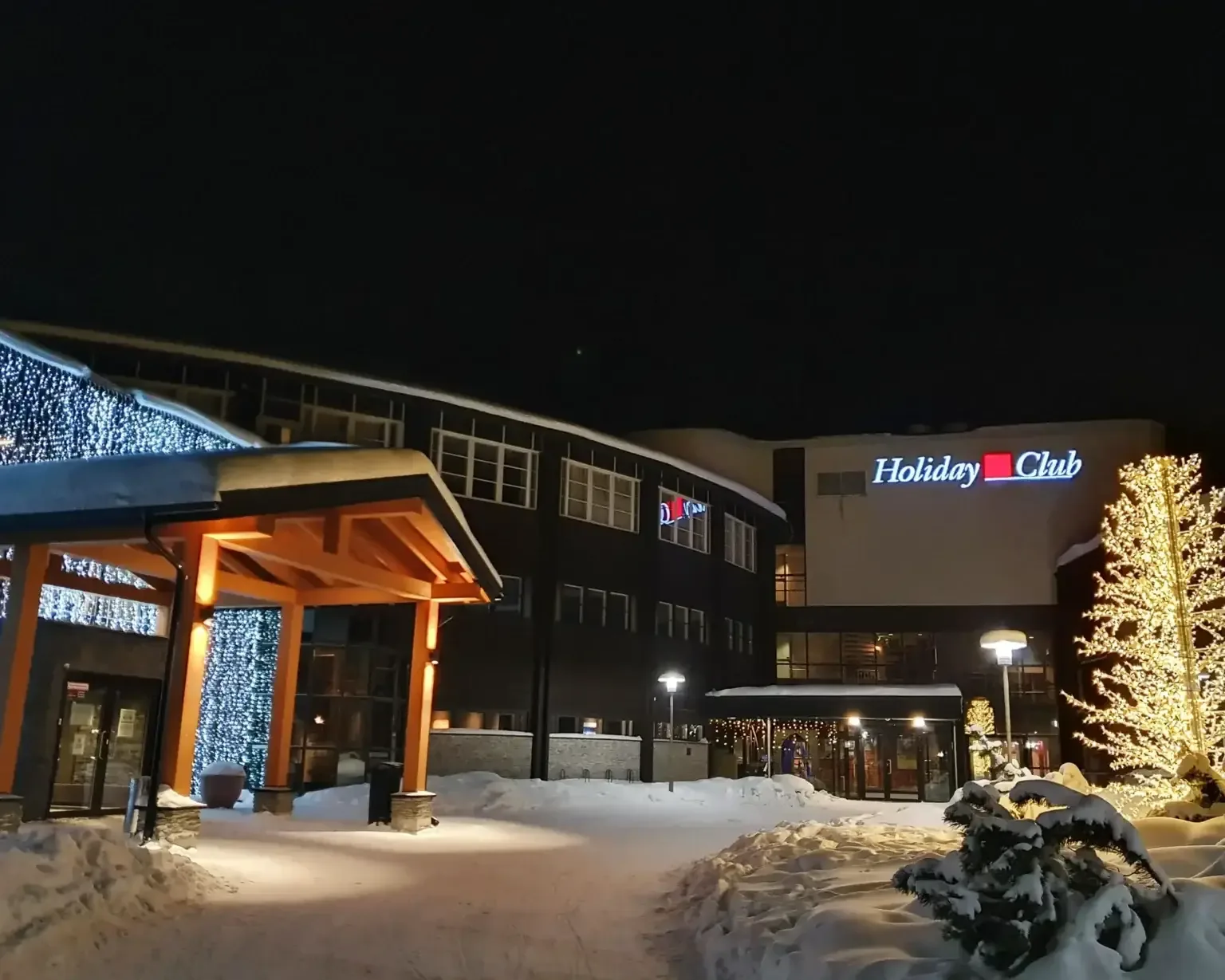 Beleuchteter Eingang des Hotels Holiday Club Kuusamo Tropiikki im Winter