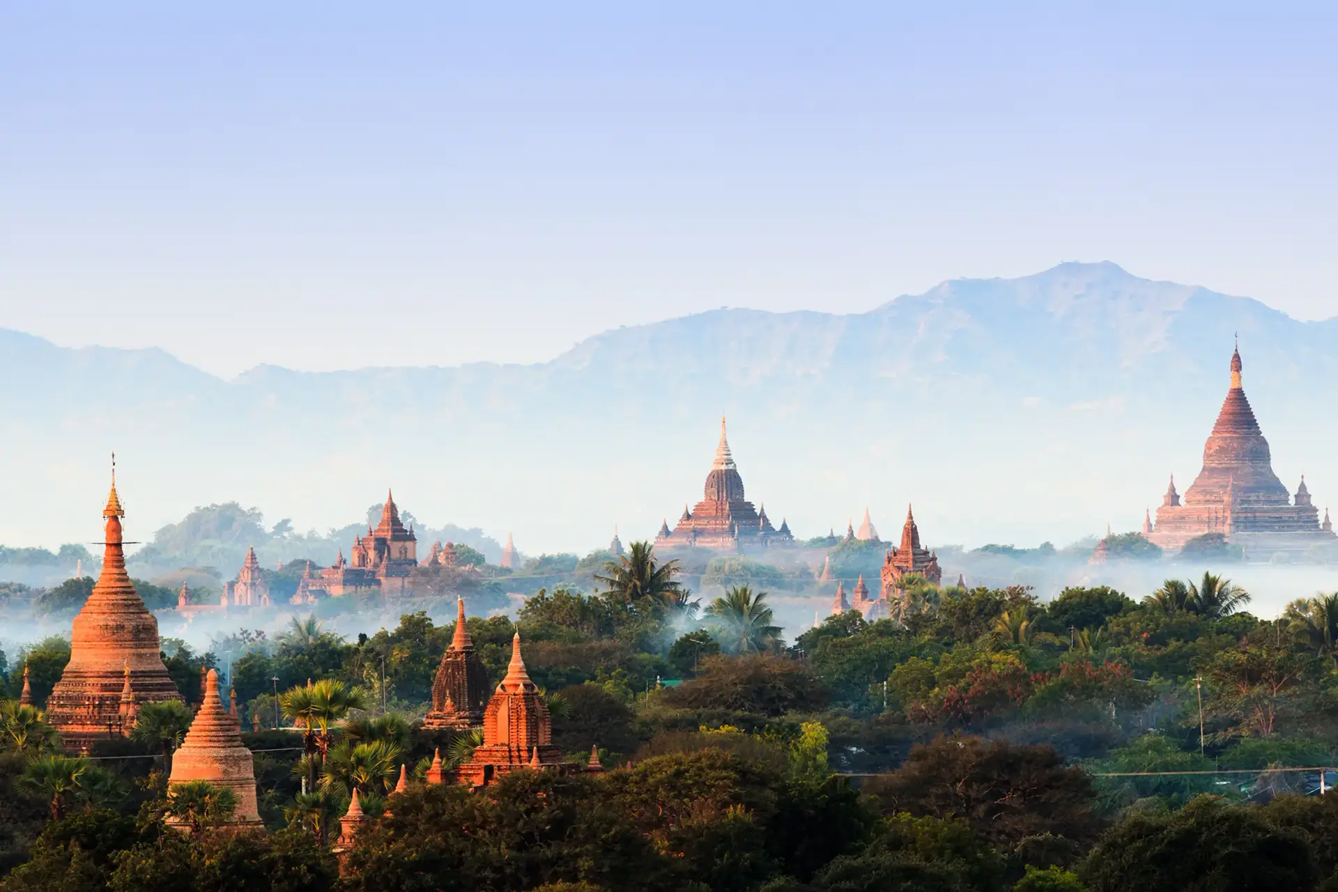Tempellandschaft von Bagan im Morgenlicht